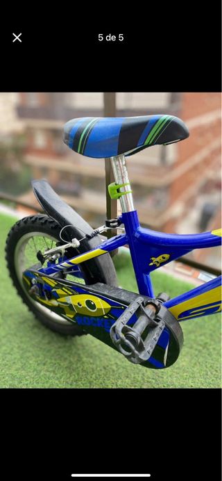 Bicicleta infantil azul y amarilla