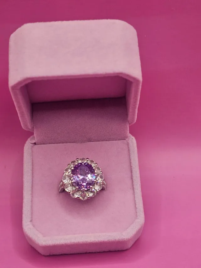 Anillo Georgina con Diamantes Morados y Plateados