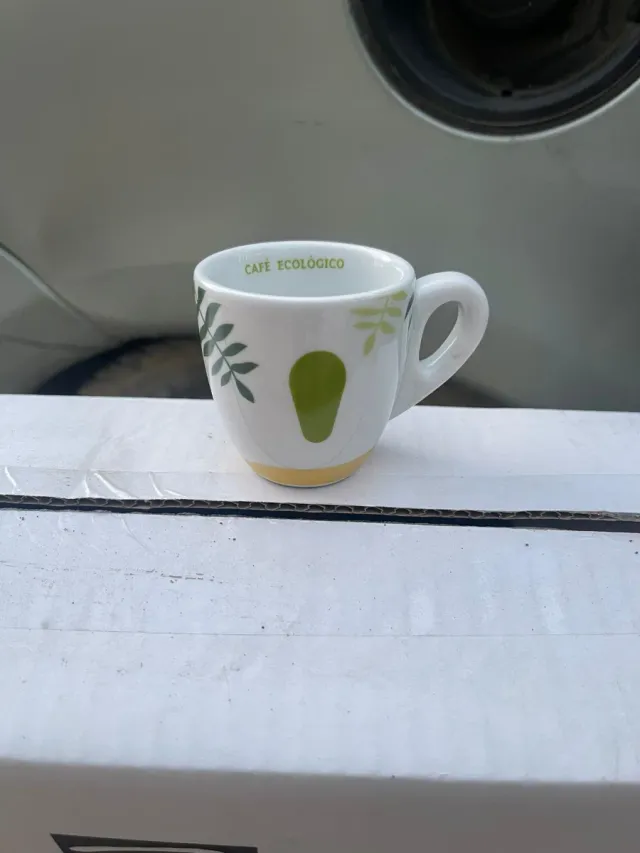 Tazas pequeñas de porcelana