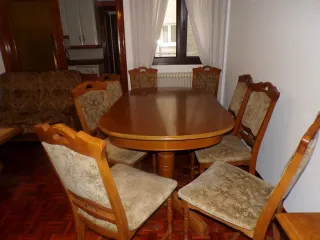 Set de salón-comedor en madera maciza.