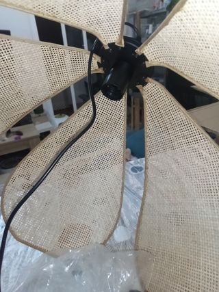 Lámpara de mimbre beige y marrón