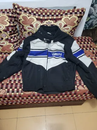 Chaqueta Yamaha Moto Negra y Blanca