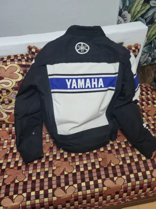 Chaqueta Yamaha Moto Negra y Blanca