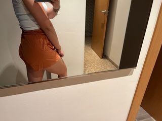 Shorts naranjas con cinturón