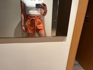 Shorts naranjas con cinturón