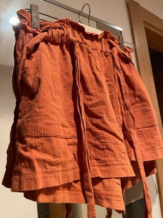 Shorts naranjas con cinturón