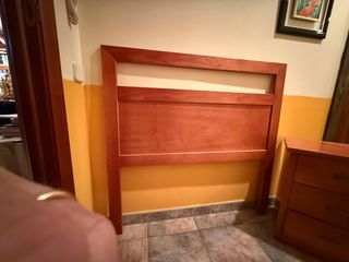 Cabecero de cama y mesilla de madera