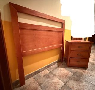 Cabecero de cama y mesilla de madera