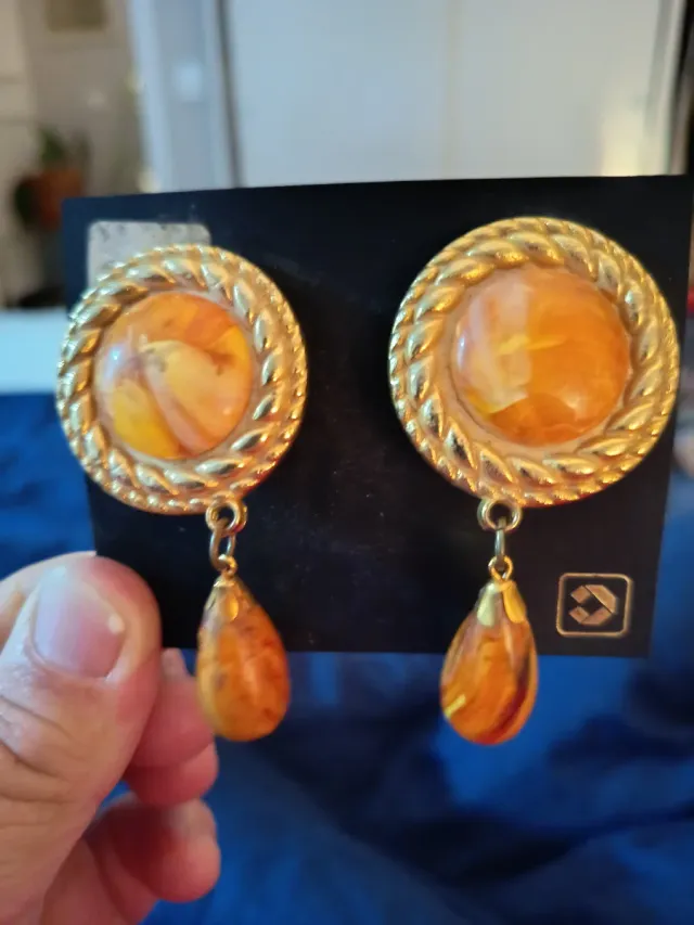 Pendientes vintage dorados con detalle naranja