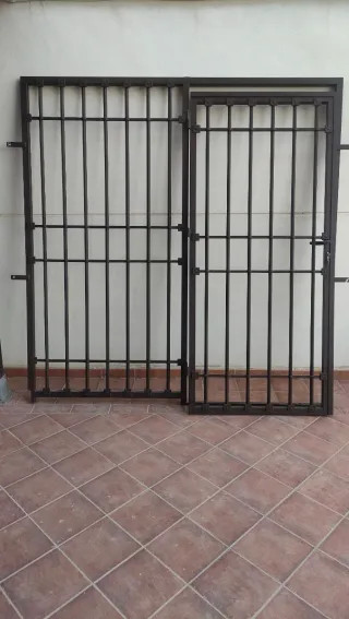 Puerta exterior de hierro forjado