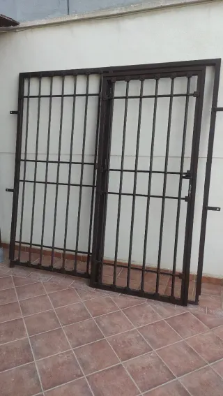 Puerta exterior de hierro forjado