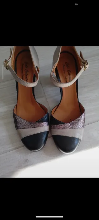 Scarpe con cinturino beige e nere