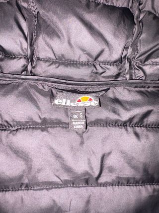Chaqueta Ellesse acolchada negra con capucha