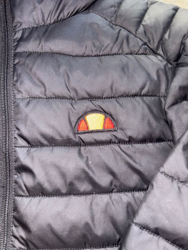Chaqueta Ellesse acolchada negra con capucha