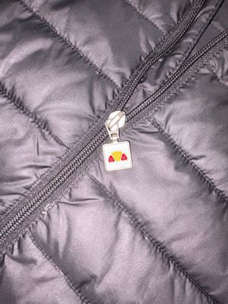 Chaqueta Ellesse acolchada negra con capucha