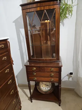 Mueble vitrina y cubertero madera