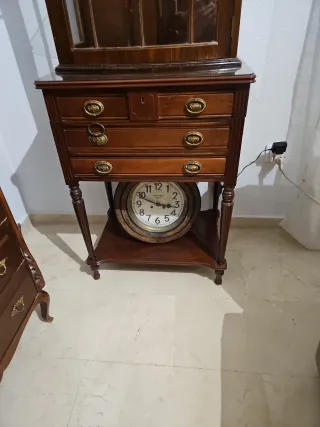 Mueble vitrina y cubertero madera