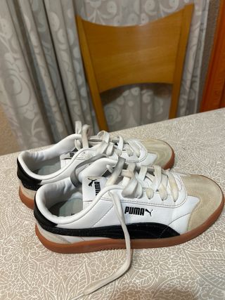 Zapatillas Puma Blancas y Beige