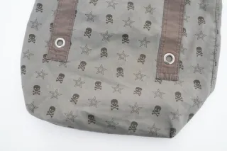 Bolso con estampado de calaveras