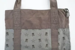 Bolso con estampado de calaveras