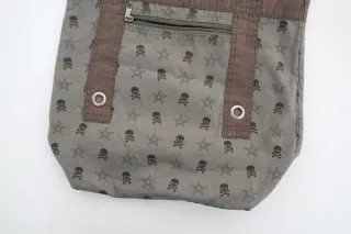 Bolso con estampado de calaveras