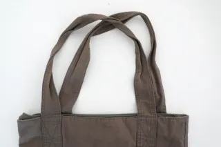 Bolso con estampado de calaveras