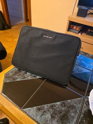 MacBook Air 13 2017 + Cargador + Funda MichaelKors