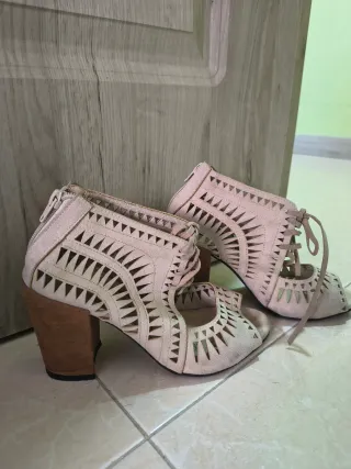 Sandalias Beige Ante Troquelado Talla 36