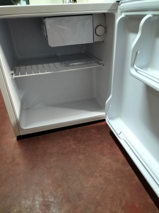 Nevera pequeña como nueva