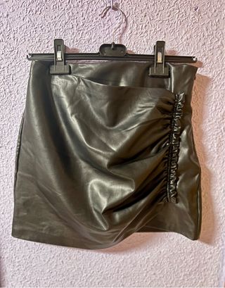 Falda efecto piel negra