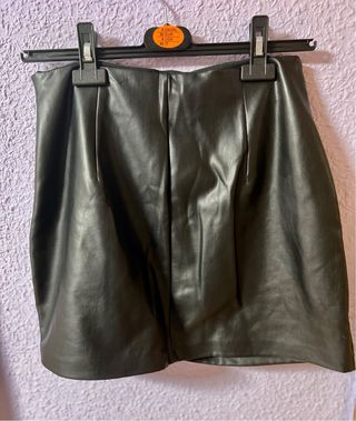 Falda efecto piel negra