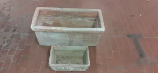 Due vasi rettangolari in terracotta