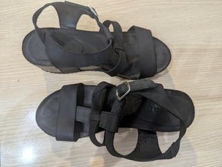 Sandalias negras de cuña