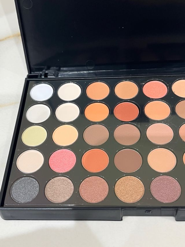 Paleta de sombras de ojos tonos tierra