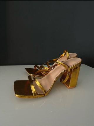 Sandalias de tacón doradas