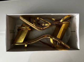 Sandalias de tacón doradas
