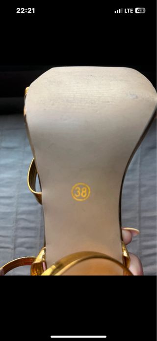 Sandalias de tacón doradas
