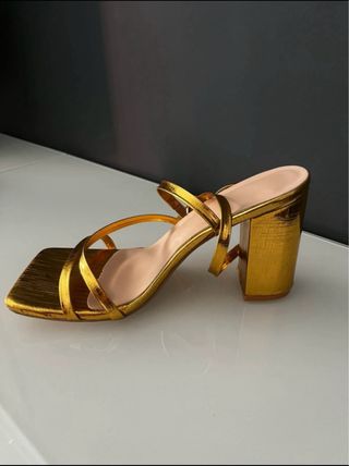Sandalias de tacón doradas