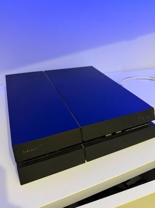 PS4 con mando, juego y cascos