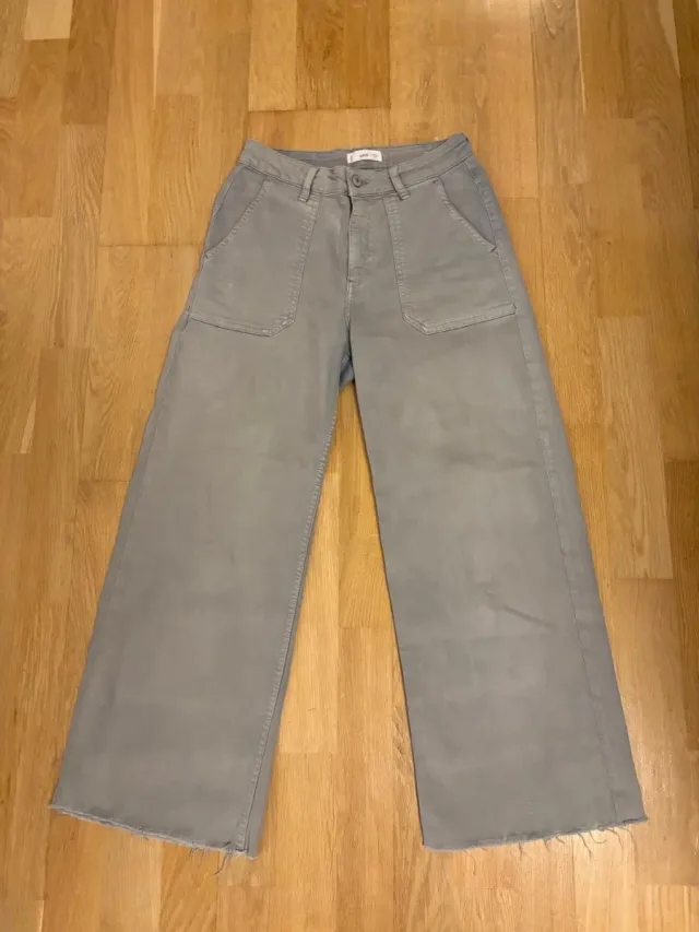 Pantalones vaqueros anchos grises azulados.