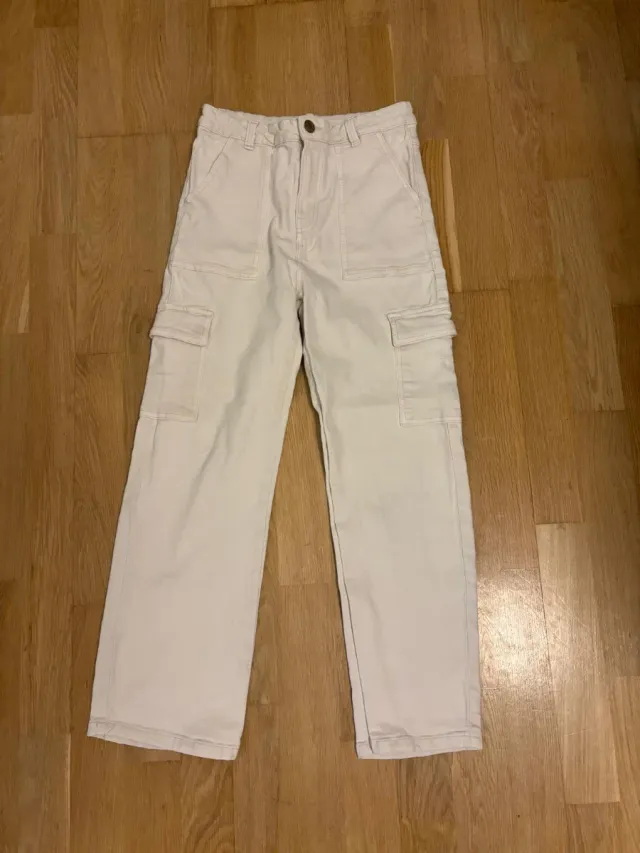 Pantalones cargo beige de El Corte Inglés kids.