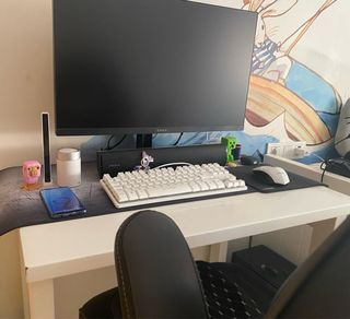 Escritorio blanco de madera maciza marca Garabatos