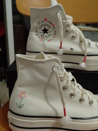 Converse ricami floreali