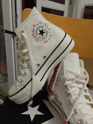 Converse ricami floreali