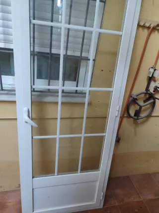 Puerta doble aluminio blanca acristalada