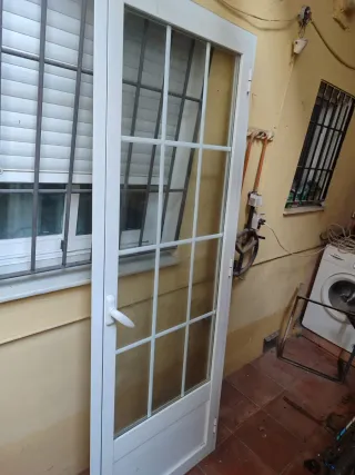 Puerta doble aluminio blanca acristalada