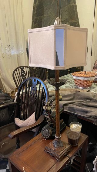 Lámpara de mesa antigua dorada