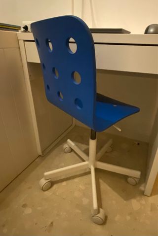 Silla de escritorio azul con ruedas