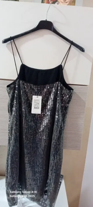Vestito Calvin Klein paillettes nero
Molto bello 