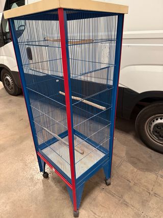 Jaula voladora azul y roja